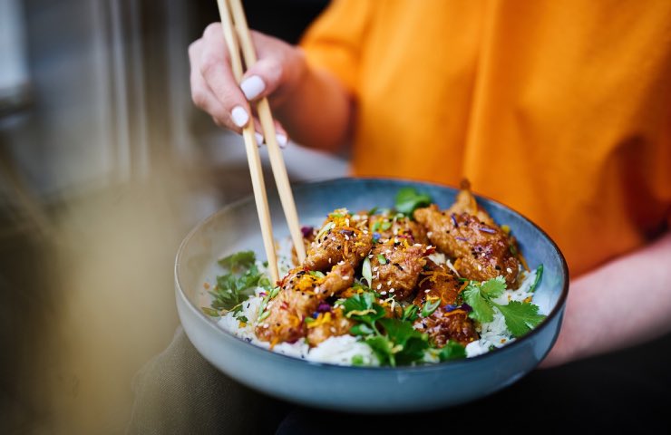 Una ricetta asiatica a base di riso e pollo