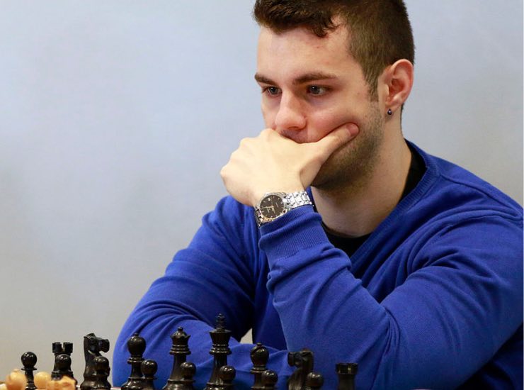 Daniele Vocaturo durante una partita a scacchi