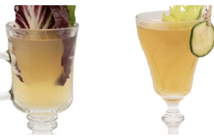 Cocktail a base di brodo dentro a bicchieri chic con verdure