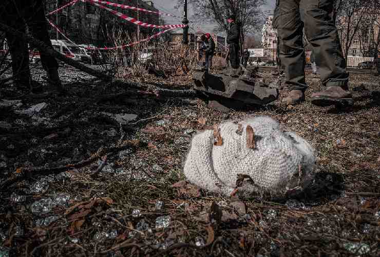 Un cappello a terra, sullo sfondo della guerra in Ucraina