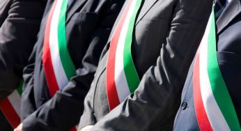Sindaci d’Italia nel 2023, quasi il 70% senza laurea: chi sono i primi cittadini?