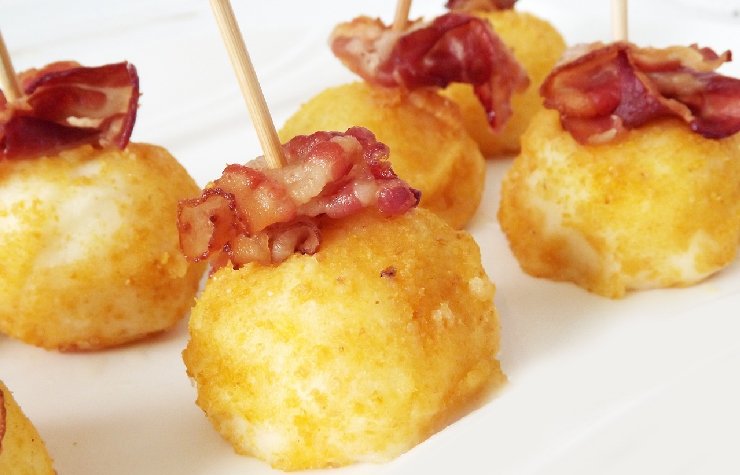 Crocchette di patate con bacon e con uno stuzzicadenti sopra per prenderle