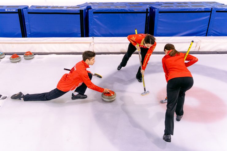 Giocatori di curling in azione