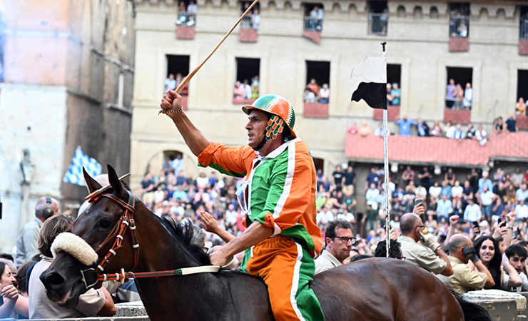 un fantino vittorioso dopo il palio di siena