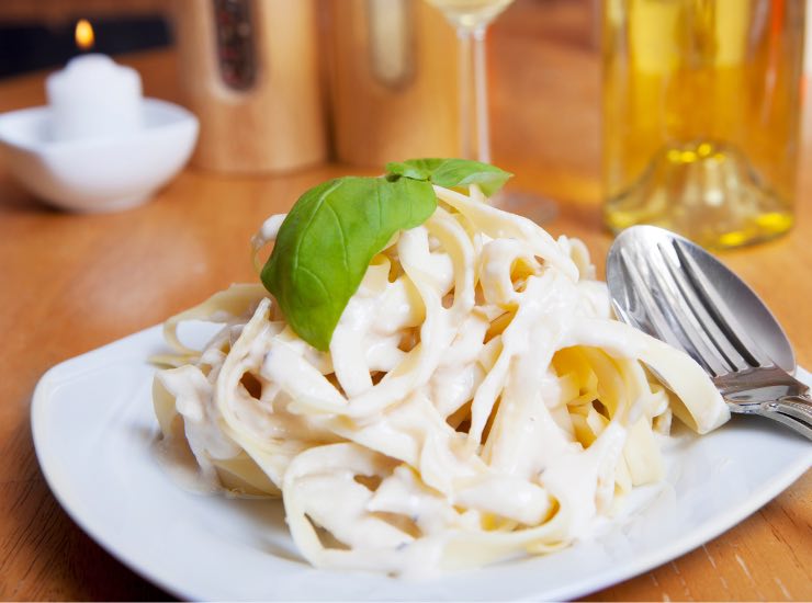 Piatto particolare di fettuccine all'Alfredo