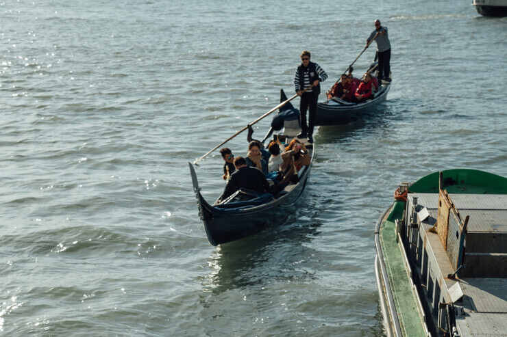 Turisti asiatici in gondola a Venezia 