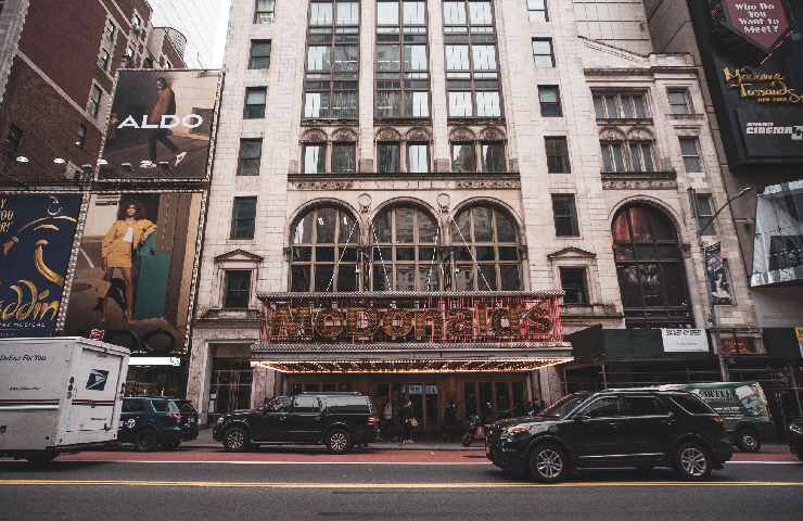 Un vecchio Mcdonalds a New York visto dalla strada di fronte con macchinoni che passano