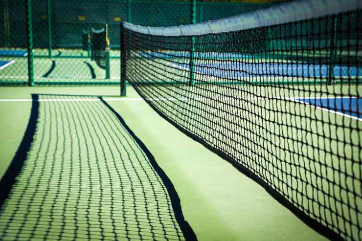 Rete da tennis in un campo