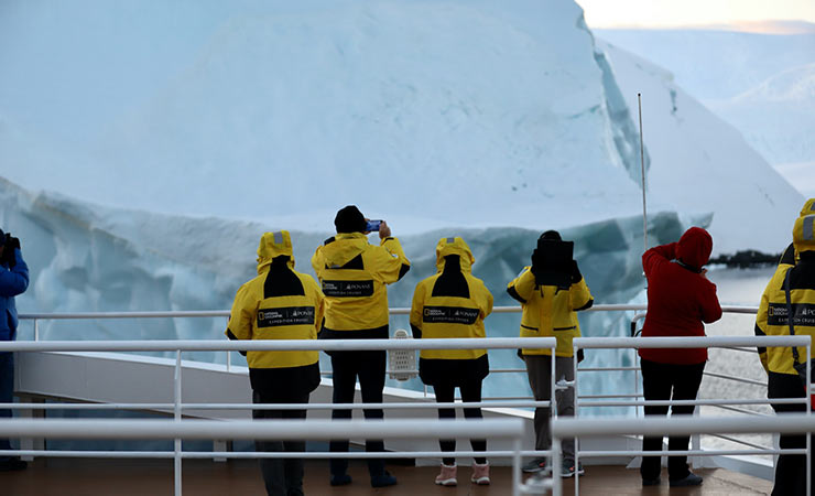 dei ricercatori su una nave in Antartide