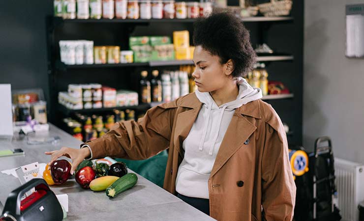 ragazza fa la spesa al supermercato