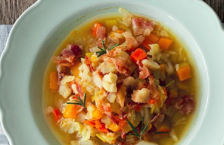 Minestrone con castagne e pancetta