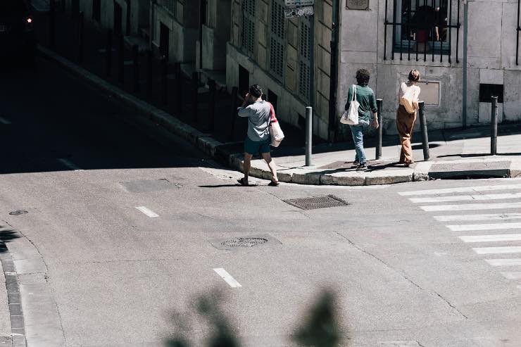 Marciapiede e strada: quando il Comune risarcisce da un infortunio sul suolo pubblico