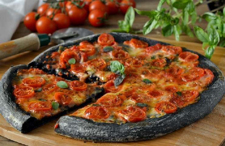 Pizza al carbone vegetale