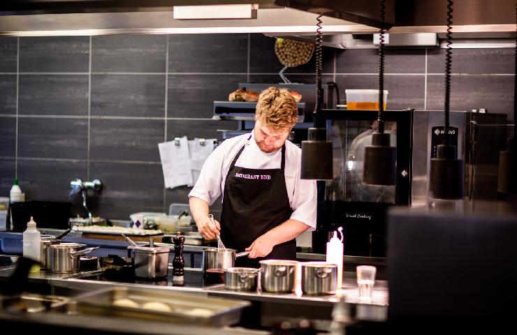 Chef in cucina che approcciano sempre di più alla sostenibilità