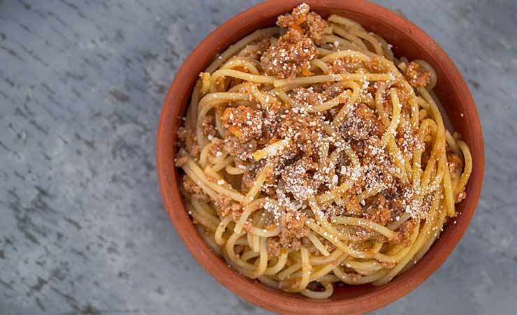 un piatto di spaghetti al ragù