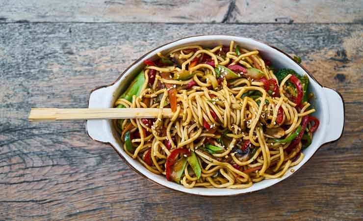 un piatto di pasta e verdure