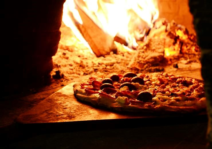 Pizza, forno a legna